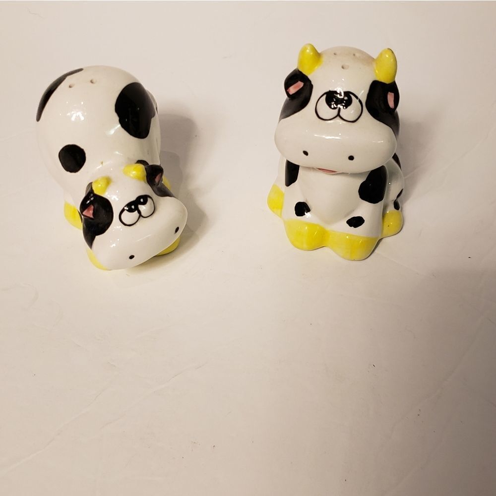 Cow Salt & Pepper Shaker Set - Picture 2 of 8